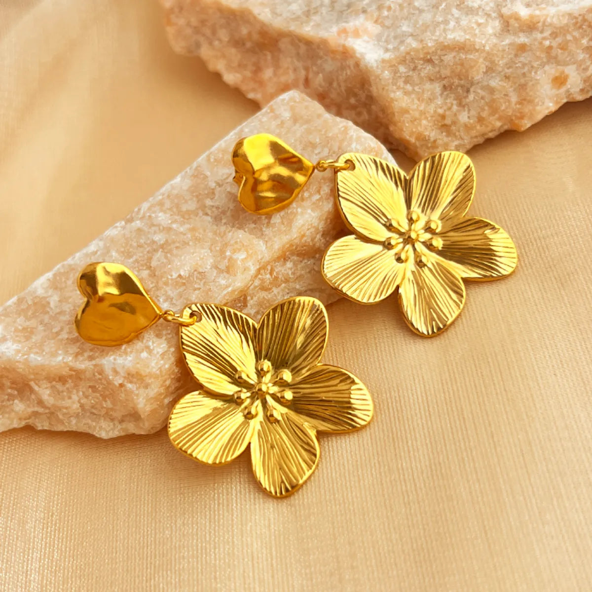 1 Pair Elegant Retro Heart Shape Flower Plating 201 Stainless Steel 18K Gold Plated Drop Earrings