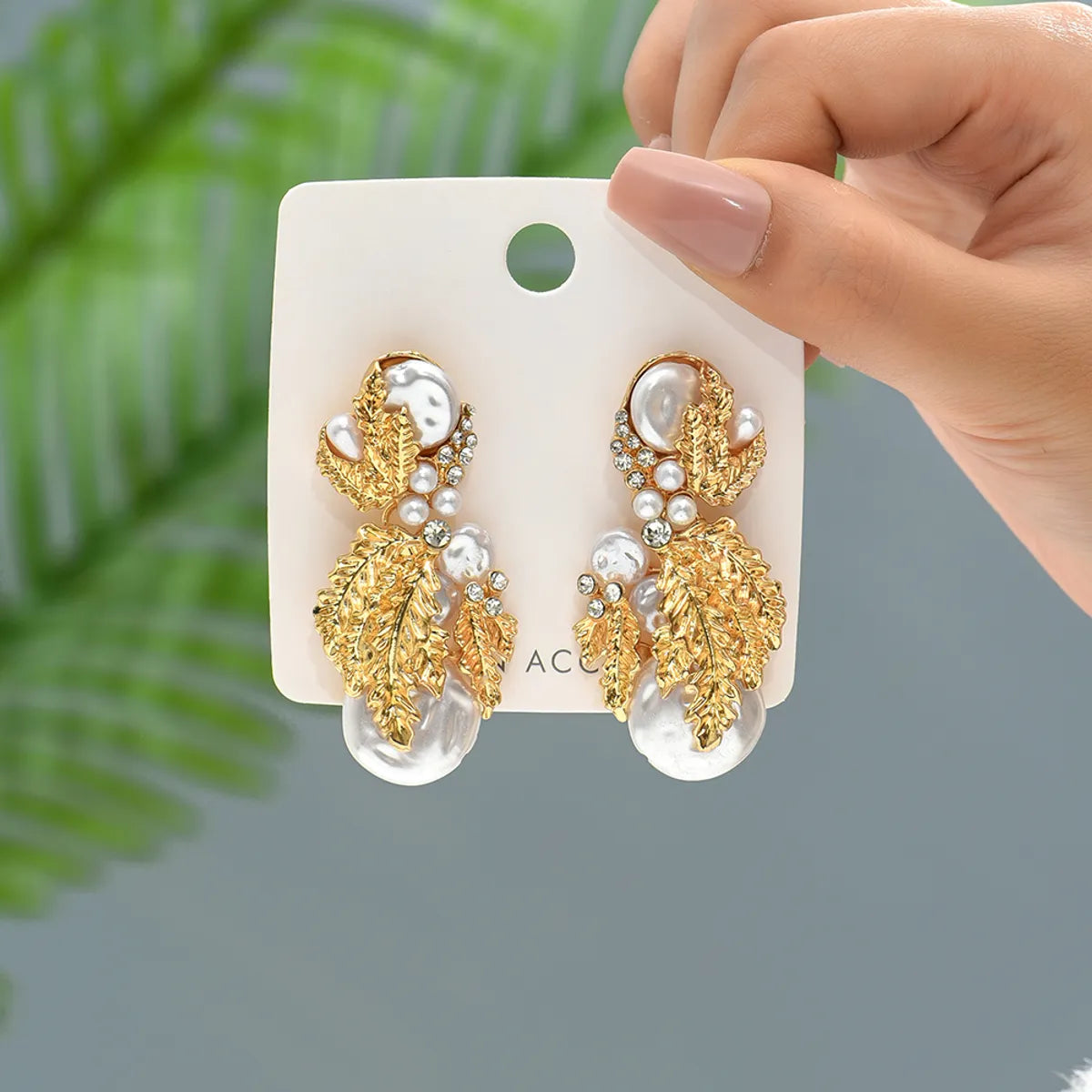 1 Pair Elegant Retro Leaves Layered Inlay Zinc Alloy Pearl Dangling Earrings