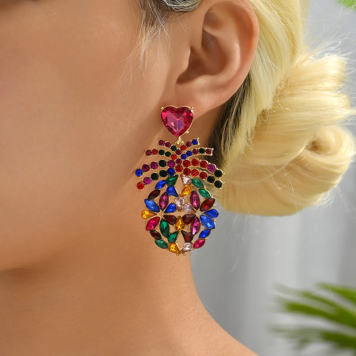 1 Pair Elegant Retro Luxurious Heart Shape Pineapple Hollow Out Inlay Zinc Alloy Rhinestones Dangling Earrings