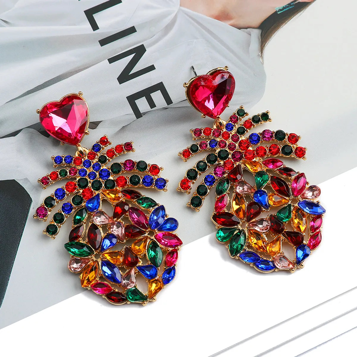 1 Pair Elegant Retro Luxurious Heart Shape Pineapple Hollow Out Inlay Zinc Alloy Rhinestones Dangling Earrings