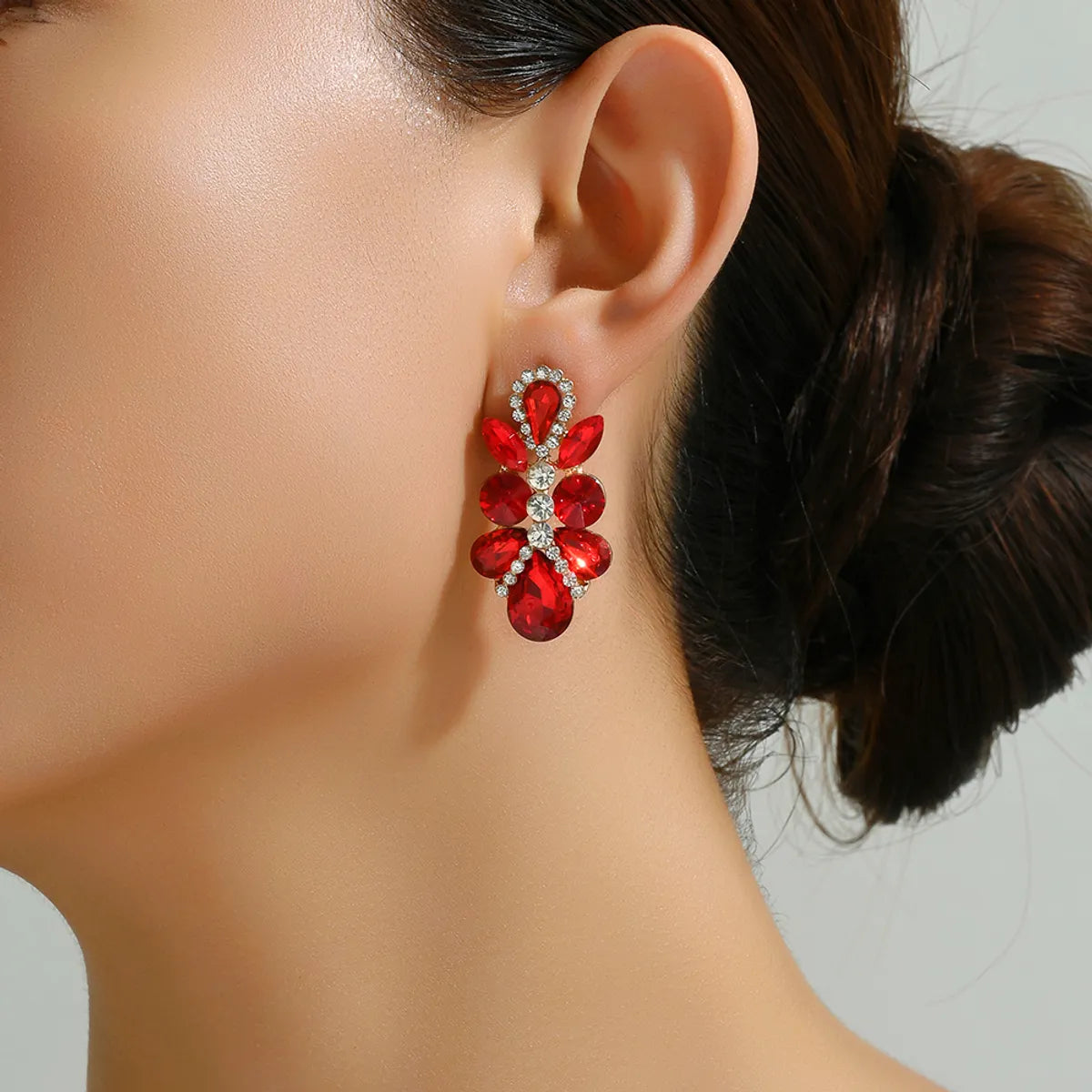 1 Pair Elegant Retro Luxurious Leaves Plating Hollow Out Inlay Zinc Alloy Glass Drop Earrings