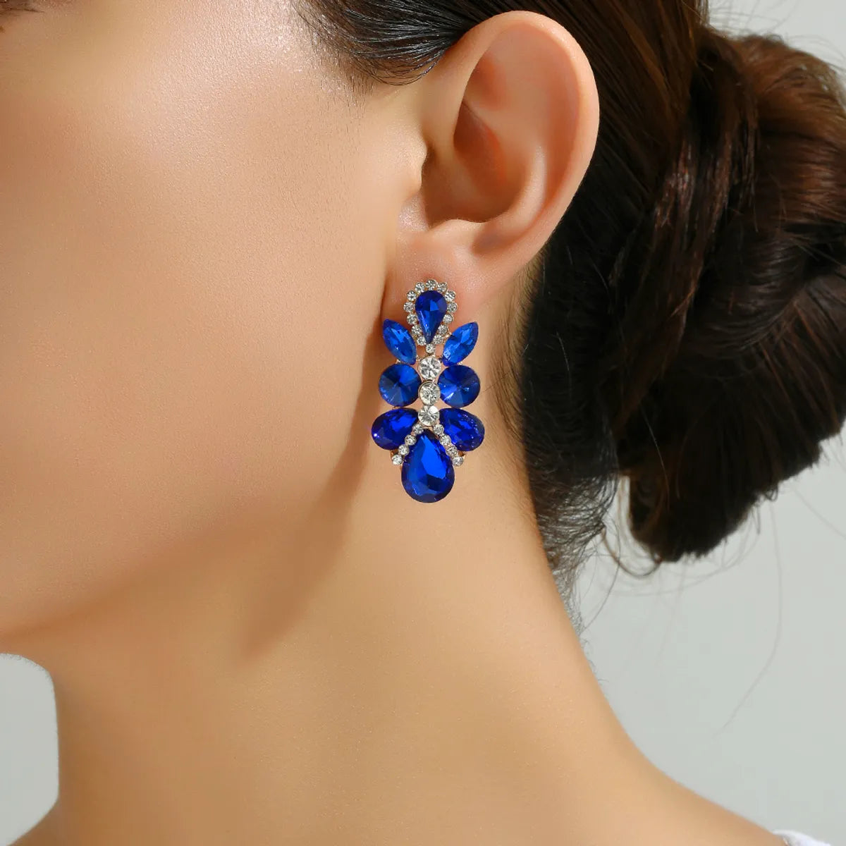 1 Pair Elegant Retro Luxurious Leaves Plating Hollow Out Inlay Zinc Alloy Glass Drop Earrings