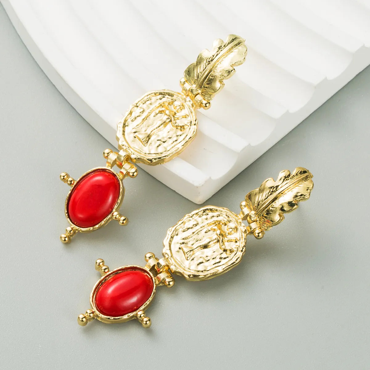 1 Pair Elegant Retro Luxurious Oval Inlay Alloy Resin Resin Gold Plated Drop Earrings