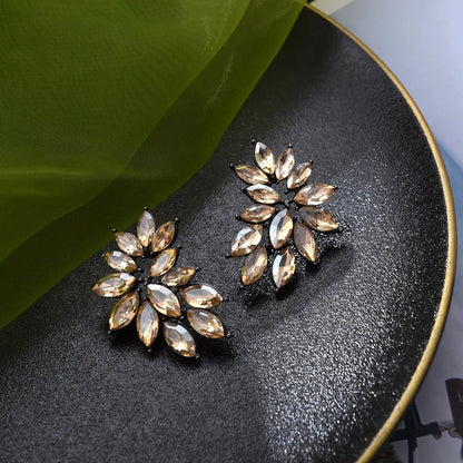 1 Pair Elegant Retro Luxurious Wings Plating Hollow Out Inlay Zinc Alloy Glass Ear Studs