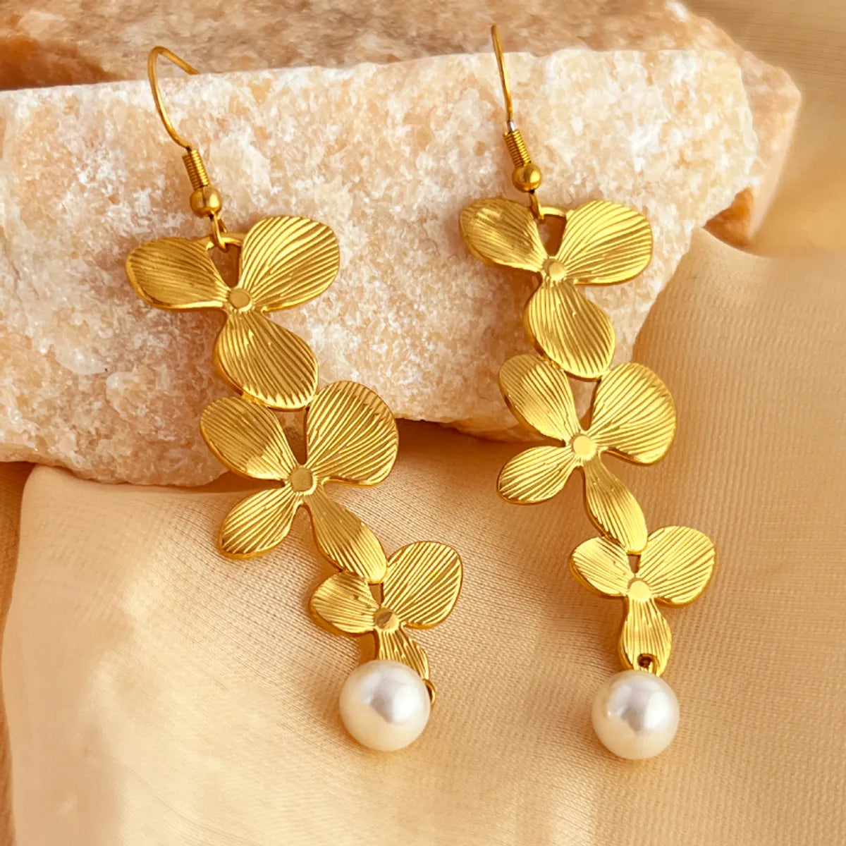 1 Pair Elegant Retro Shamrock Inlay 304 Stainless Steel Pearl 18K Gold Plated Drop Earrings