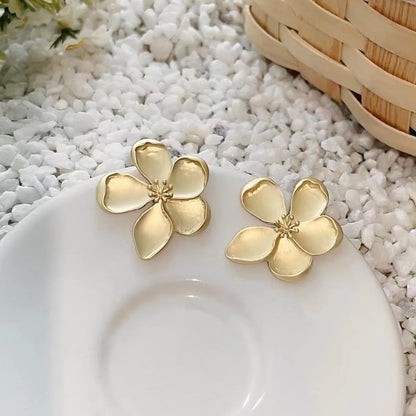 1 Pair Elegant Retro Sweet Flower Copper Alloy 18K Gold Plated Ear Studs