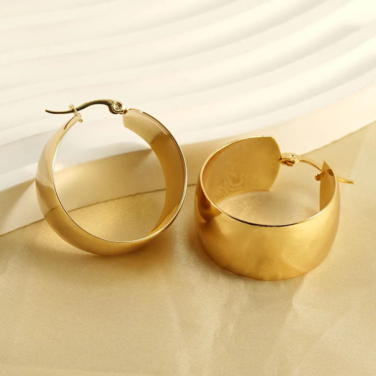 1 Pair Elegant Round Solid Color Polishing Plating Stainless Steel Titanium Steel 18K Gold Plated Hoop Earrings