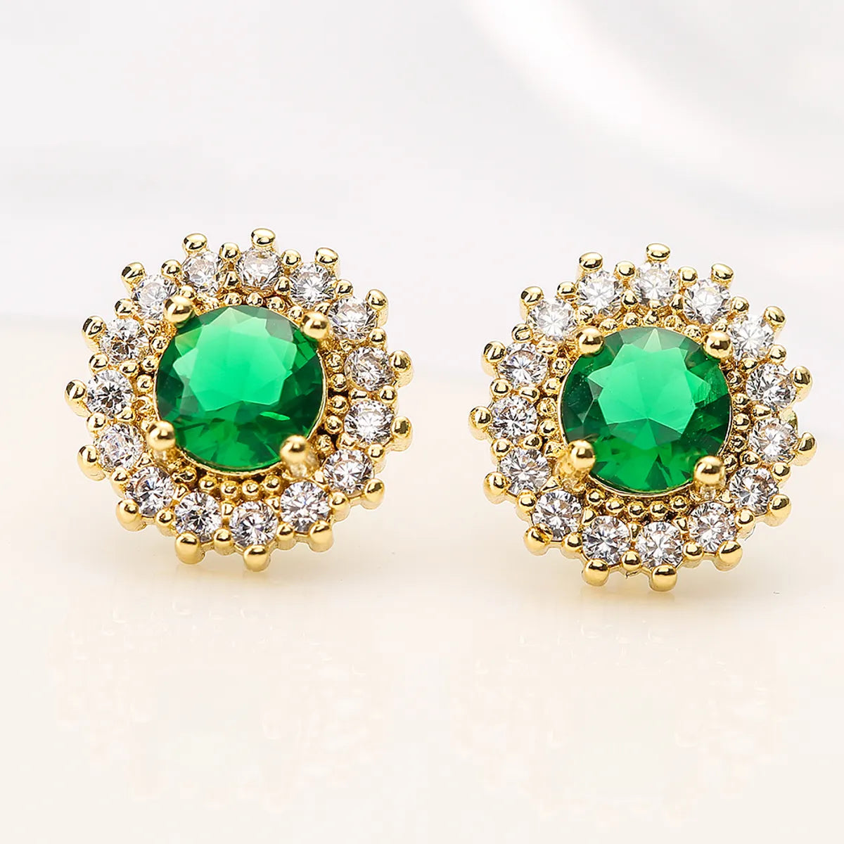 1 Pair Elegant Shiny Round Copper Plating Inlay Zircon 18k Gold Plated Ear Studs