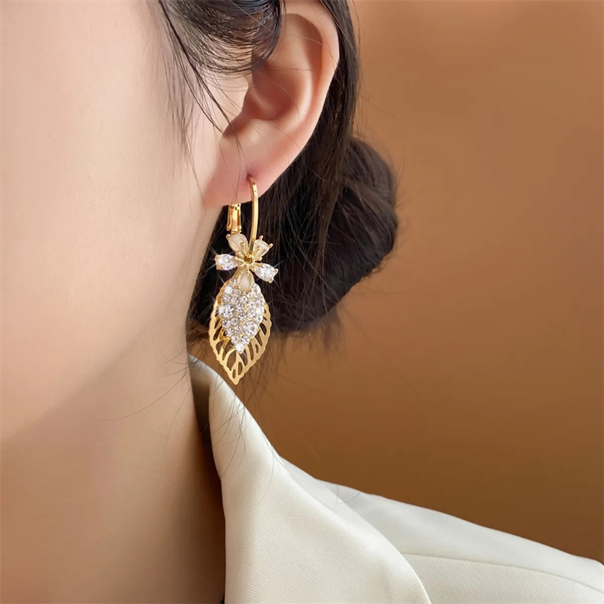 1 Pair Elegant Simple Style Classic Style Leaves Flower Hollow Out Inlay Copper Alloy Rhinestones Drop Earrings