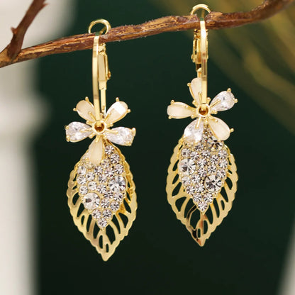 1 Pair Elegant Simple Style Classic Style Leaves Flower Hollow Out Inlay Copper Alloy Rhinestones Drop Earrings