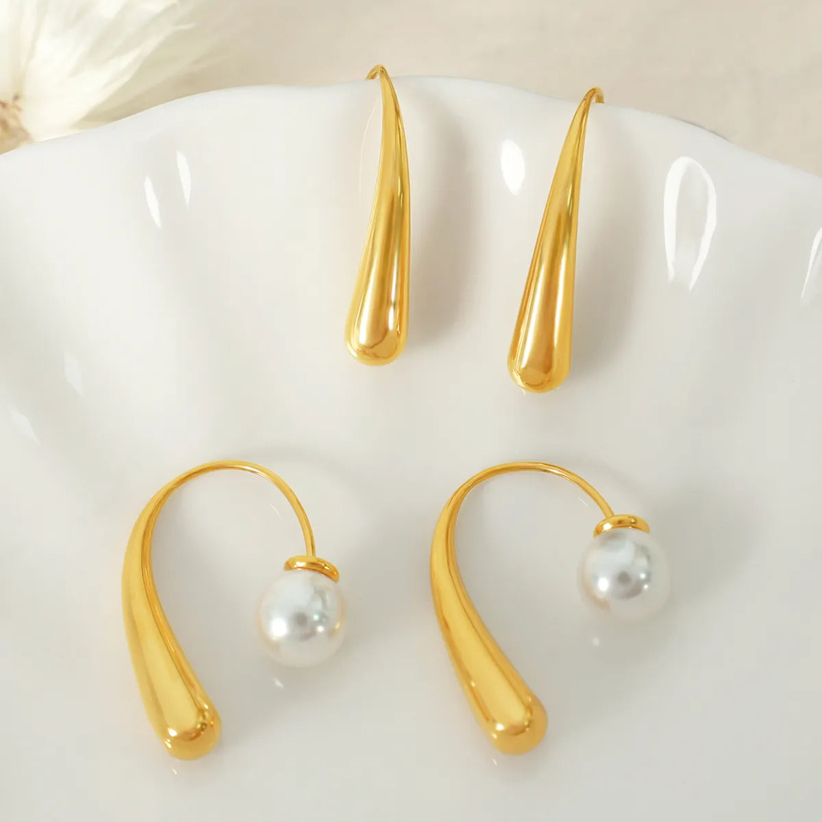 1 Pair Elegant Simple Style Commute Curve Plating Three-Dimensional Inlay 304 Stainless Steel Plastic Beads 18K Gold Plated Ear Studs