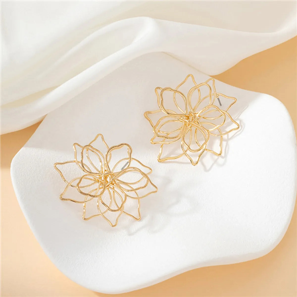 1 Pair Elegant Simple Style Flower Hollow Out Iron Ear Studs