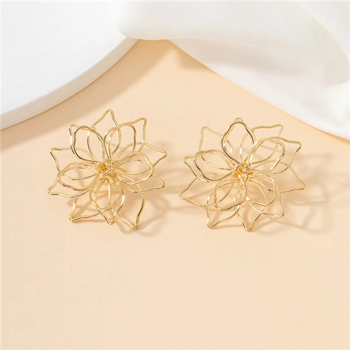 1 Pair Elegant Simple Style Flower Hollow Out Iron Ear Studs