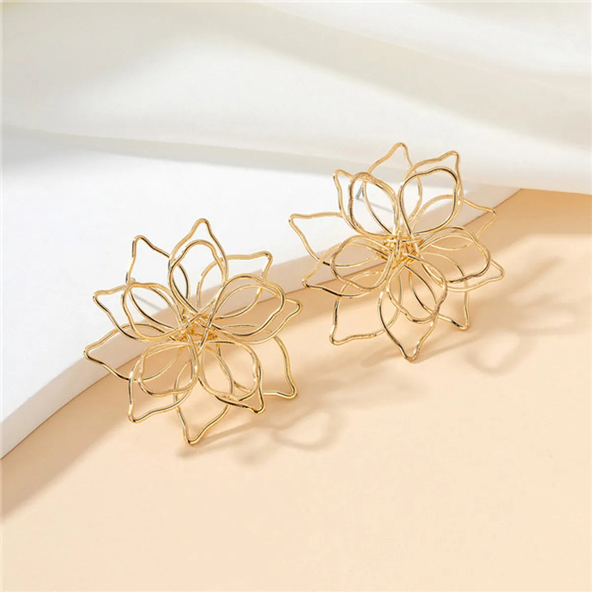 1 Pair Elegant Simple Style Flower Hollow Out Iron Ear Studs