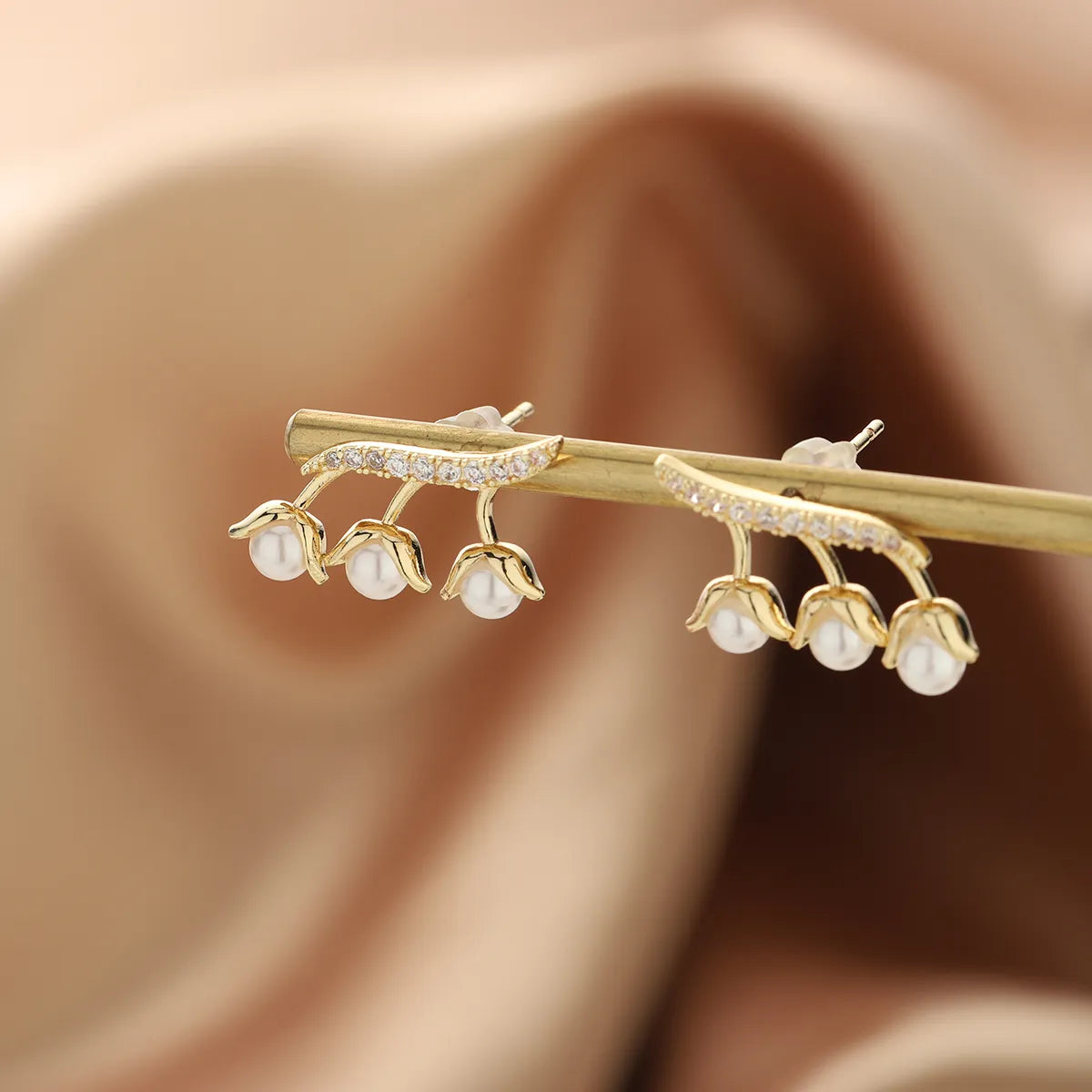 1 Pair Elegant Simple Style Flower Inlay Copper Pearl 14K Gold Plated Ear Studs