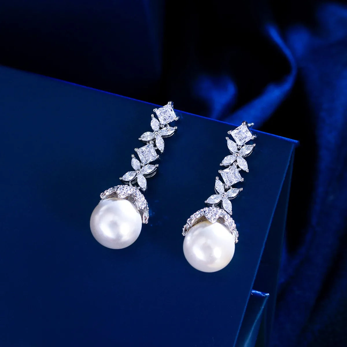 1 Pair Elegant Simple Style Flower Petal Plating Inlay Copper Artificial Pearls Zircon White Gold Plated Drop Earrings