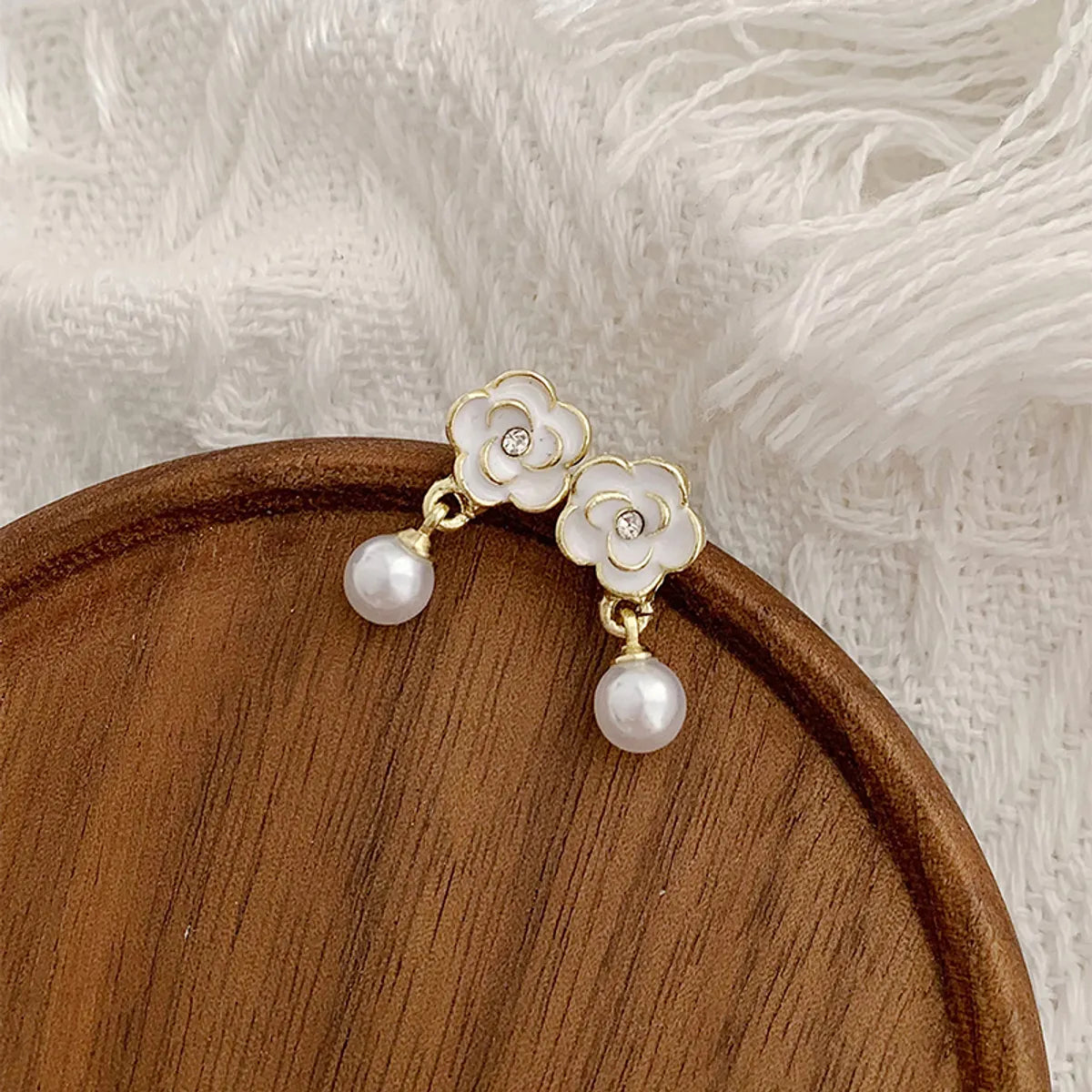 1 Pair Elegant Simple Style Flower Plating Inlay Alloy Artificial Pearls Gold Plated Drop Earrings