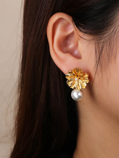 1 Pair Elegant Simple Style Flower Plating Inlay Copper Artificial Pearls Zircon 18k Gold Plated Ear Studs