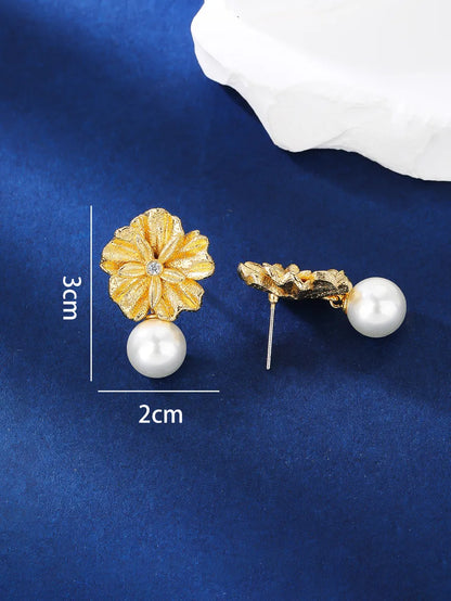 1 Pair Elegant Simple Style Flower Plating Inlay Copper Artificial Pearls Zircon 18k Gold Plated Ear Studs