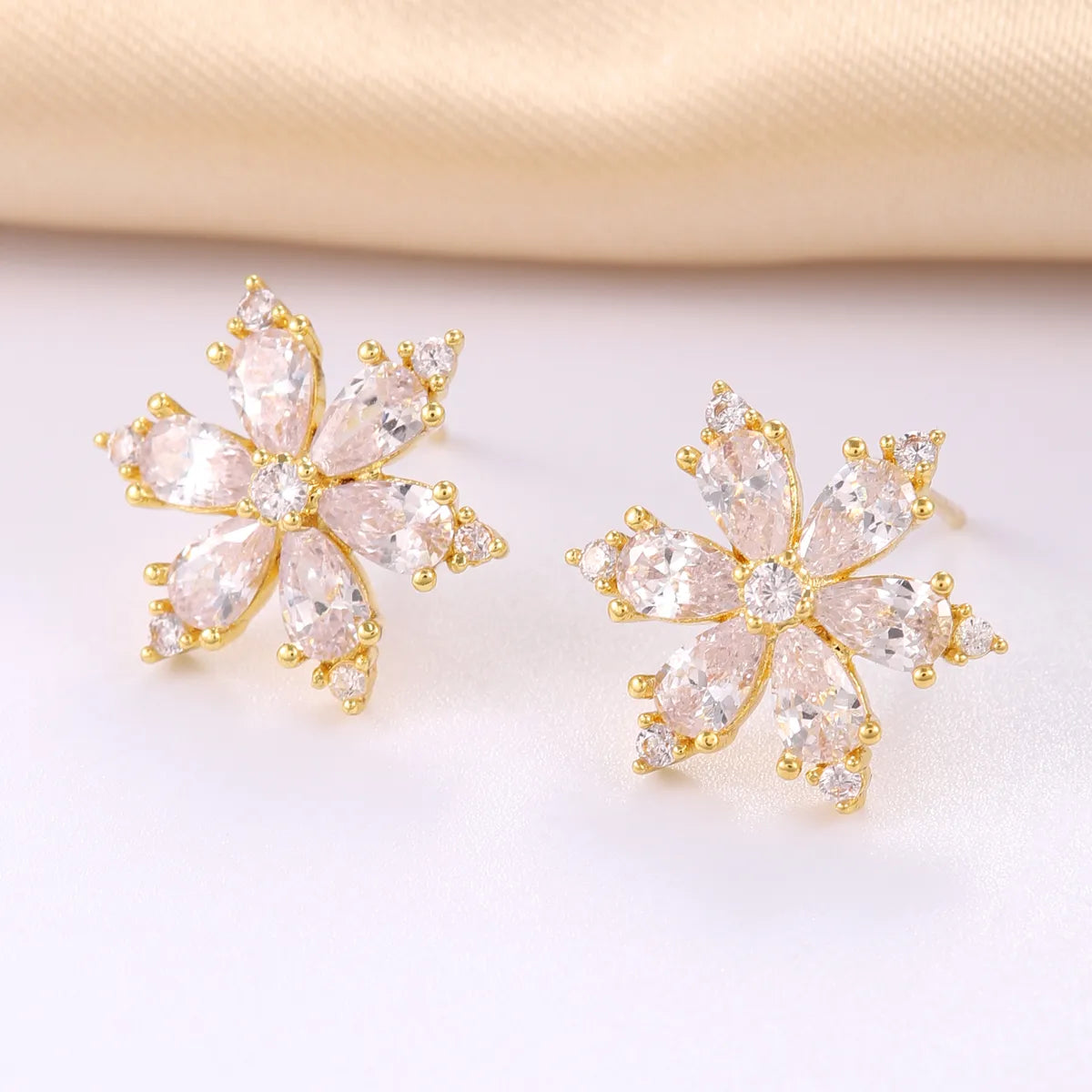 1 Pair Elegant Simple Style Flower Plating Inlay Copper Zircon 18K Gold Plated Ear Studs