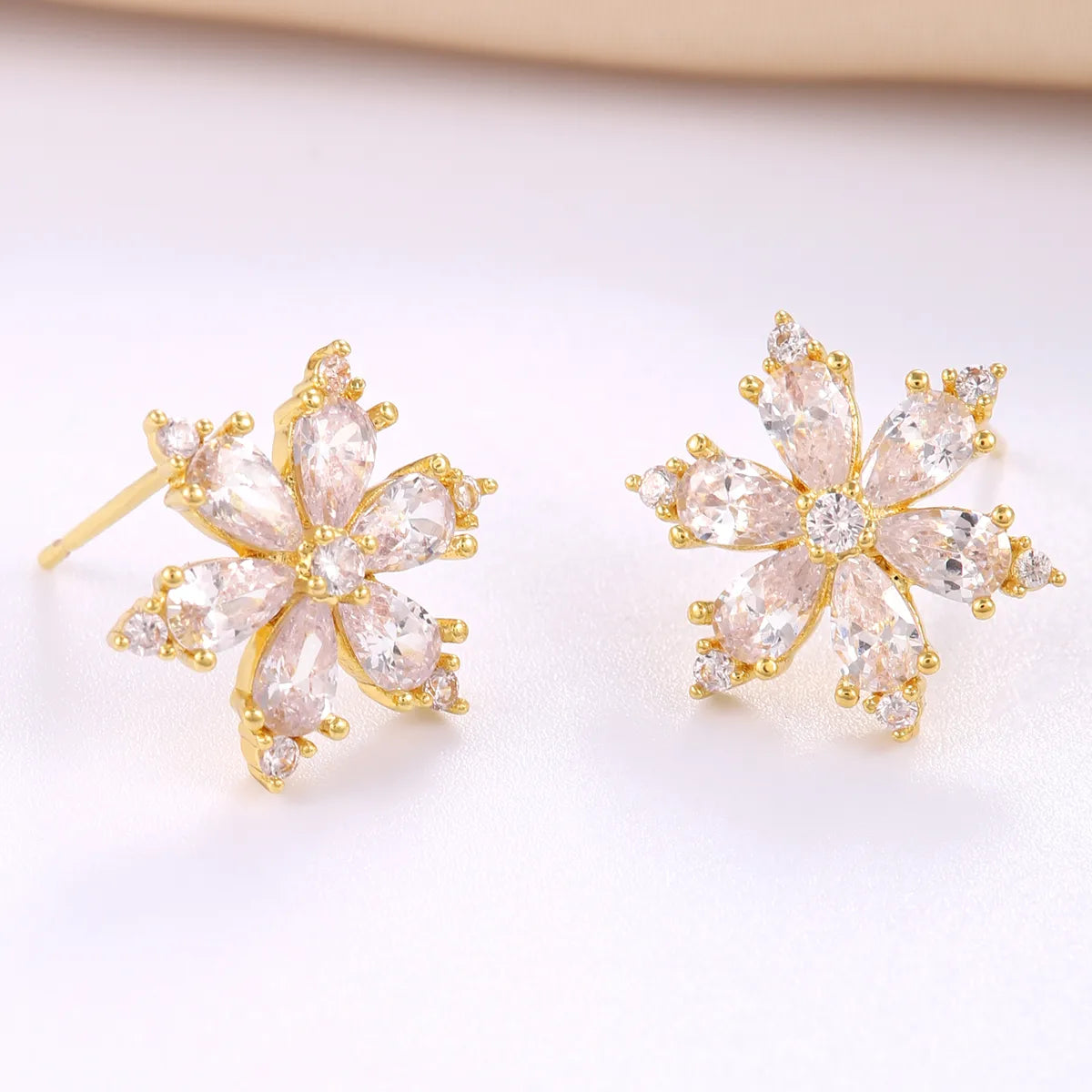 1 Pair Elegant Simple Style Flower Plating Inlay Copper Zircon 18K Gold Plated Ear Studs