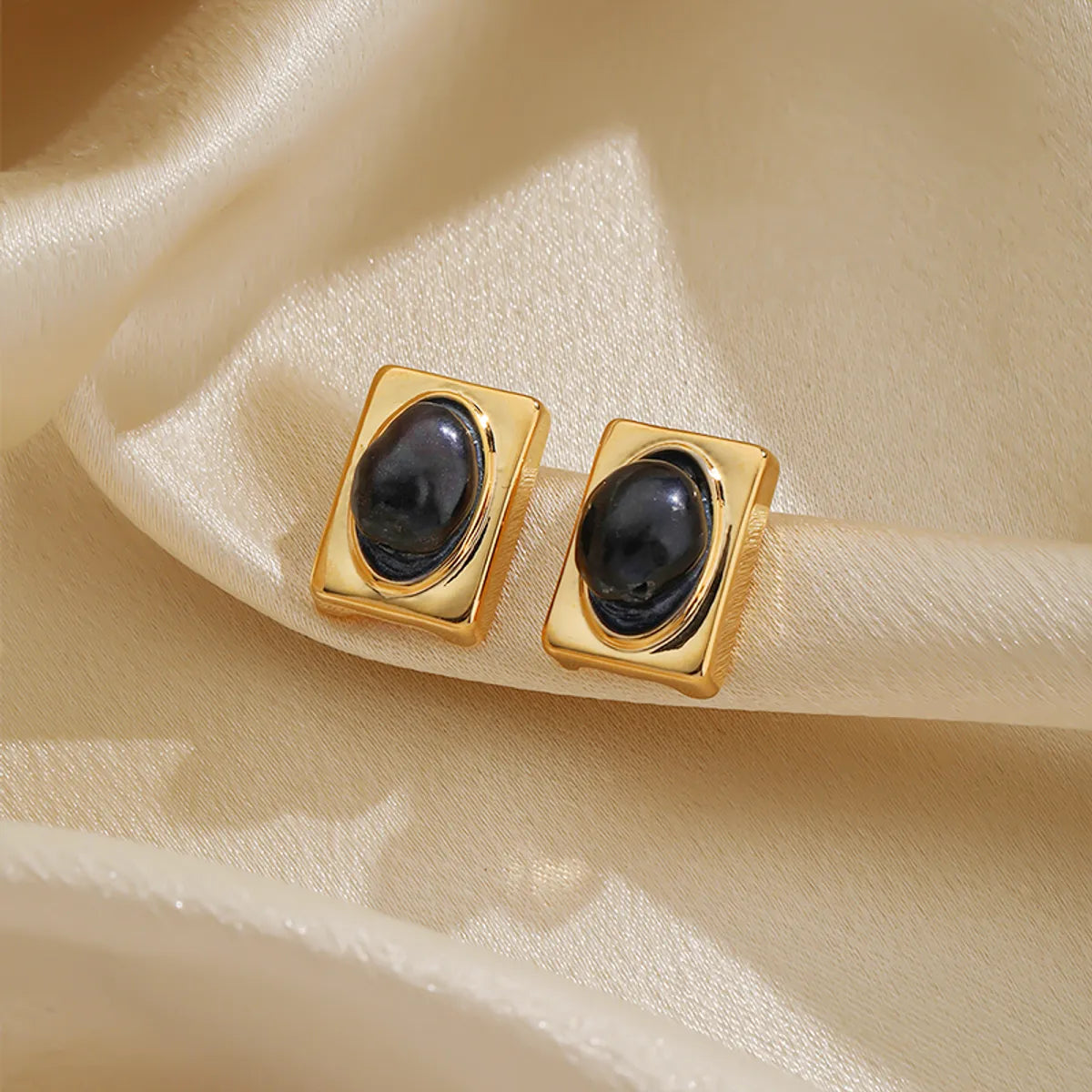 1 Pair Elegant Simple Style Geometric Freshwater Pearl Copper Pearl 18k Gold Plated Ear Studs