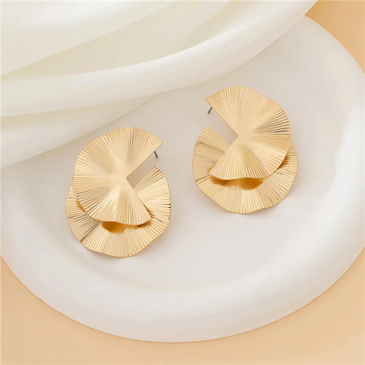 1 Pair Elegant Simple Style Ginkgo Leaf Iron Ear Studs