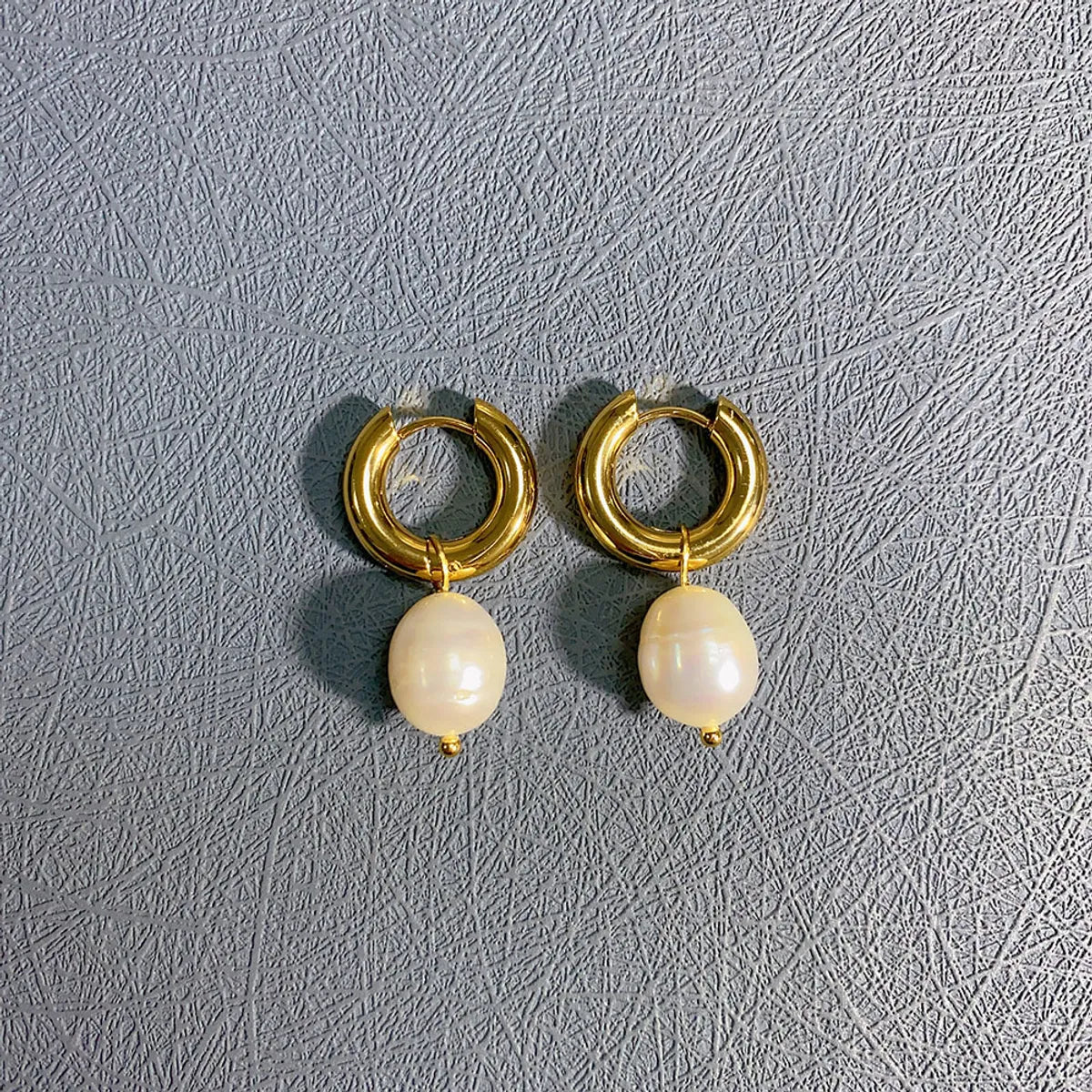 1 Pair Elegant Simple Style Round Freshwater Pearl Titanium Steel Plating 18k Gold Plated Earrings