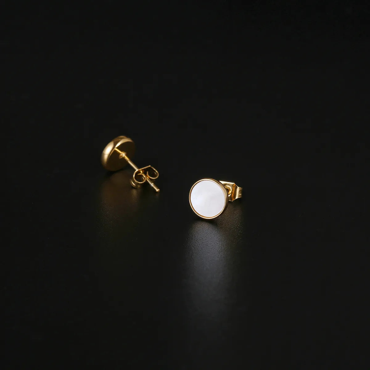 1 Pair Elegant Simple Style Round Plating Inlay Stainless Steel Shell 18k Gold Plated Ear Studs