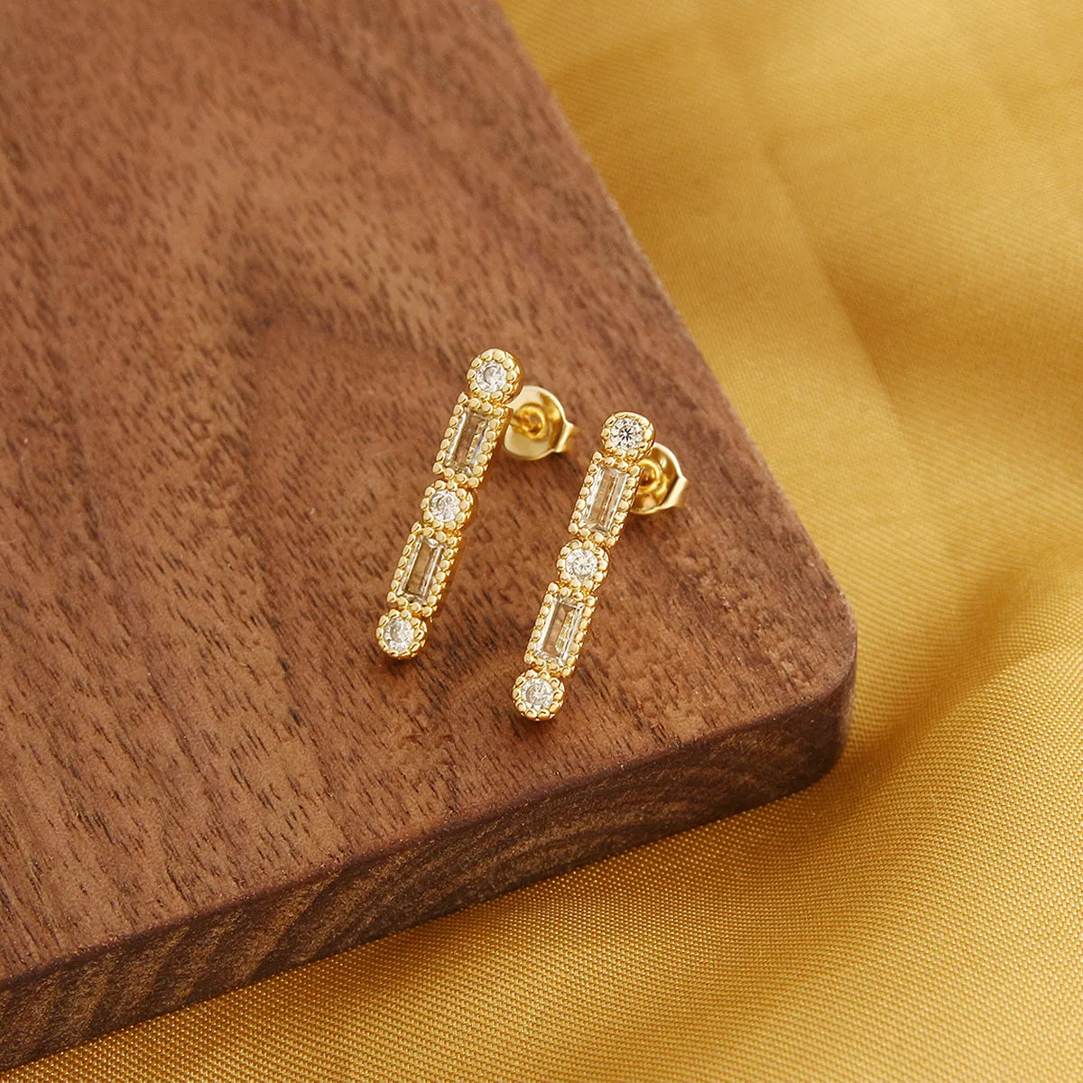 1 Pair Elegant Simple Style Shiny Geometric Inlay Copper Zircon 18K Gold Plated Ear Studs