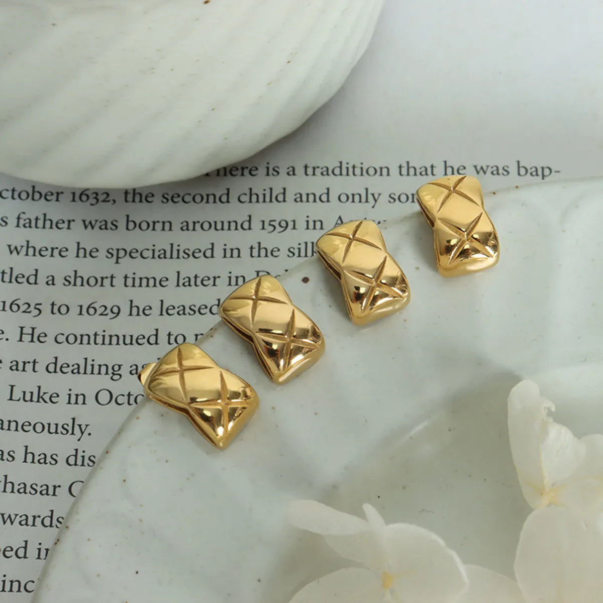 1 Pair Elegant Simple Style Solid Color Plating Titanium Steel 18k Gold Plated Ear Studs