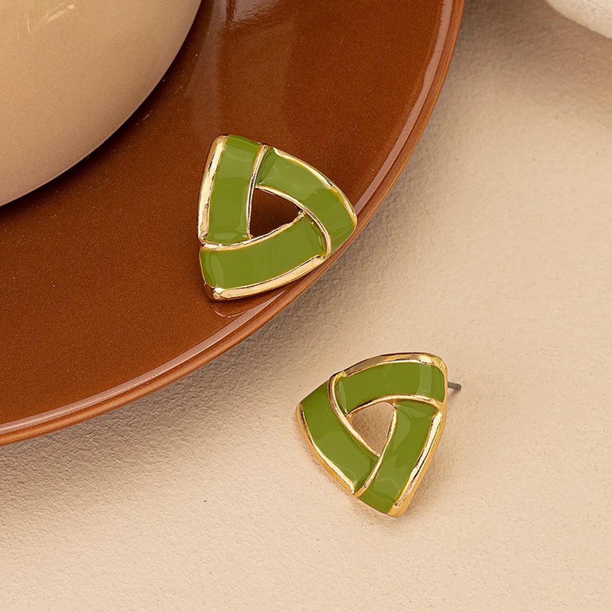 1 Pair Elegant Simple Style Triangle Enamel Plating Alloy Ear Studs