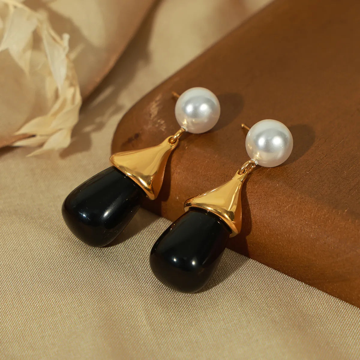 1 Pair Elegant Simple Style Water Droplets Plating Inlay Imitation Pearl Resin Titanium Steel Resin Drop Earrings