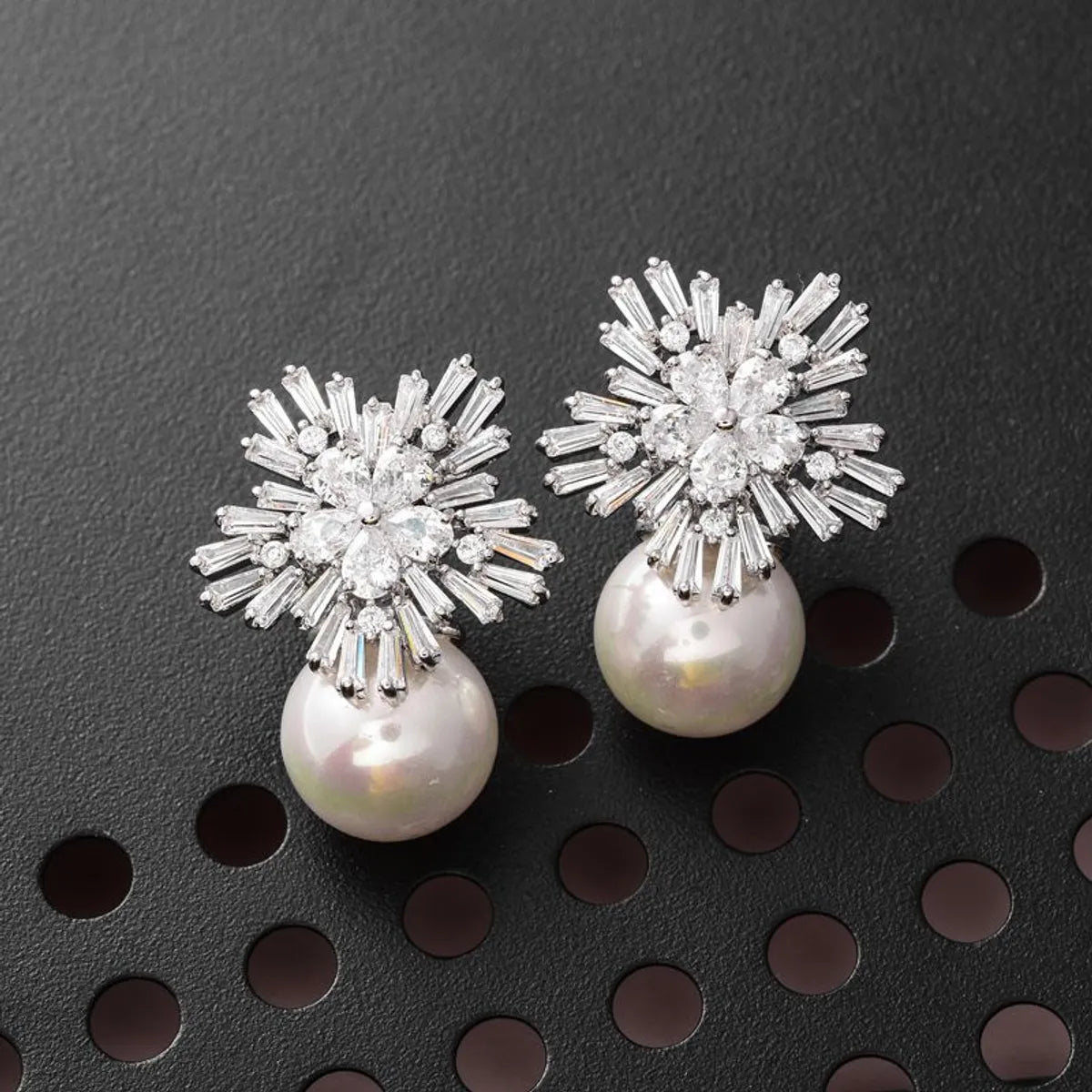 1 Pair Elegant Snowflake Inlay Copper Artificial Pearls Zircon Ear Studs