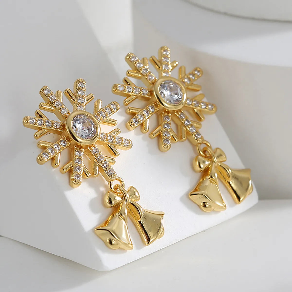 1 Pair Elegant Streetwear Snowflake Plating Inlay Copper Zircon 18k Gold Plated Ear Studs