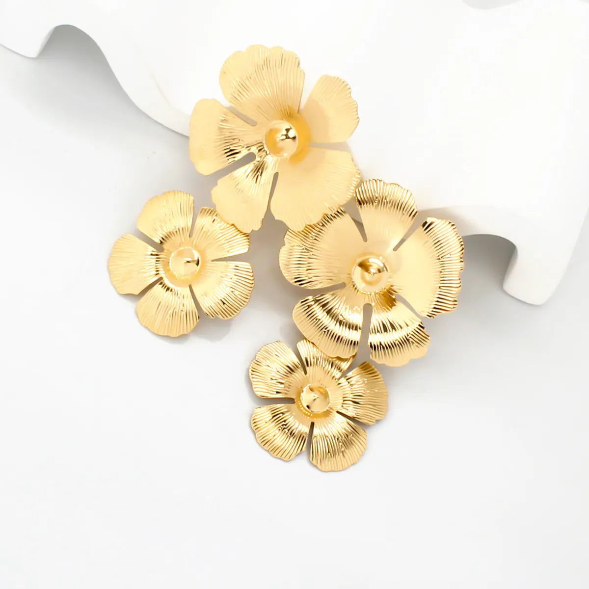 1 Pair Elegant Sweet Commute Flower Plating Iron Gold Plated Drop Earrings