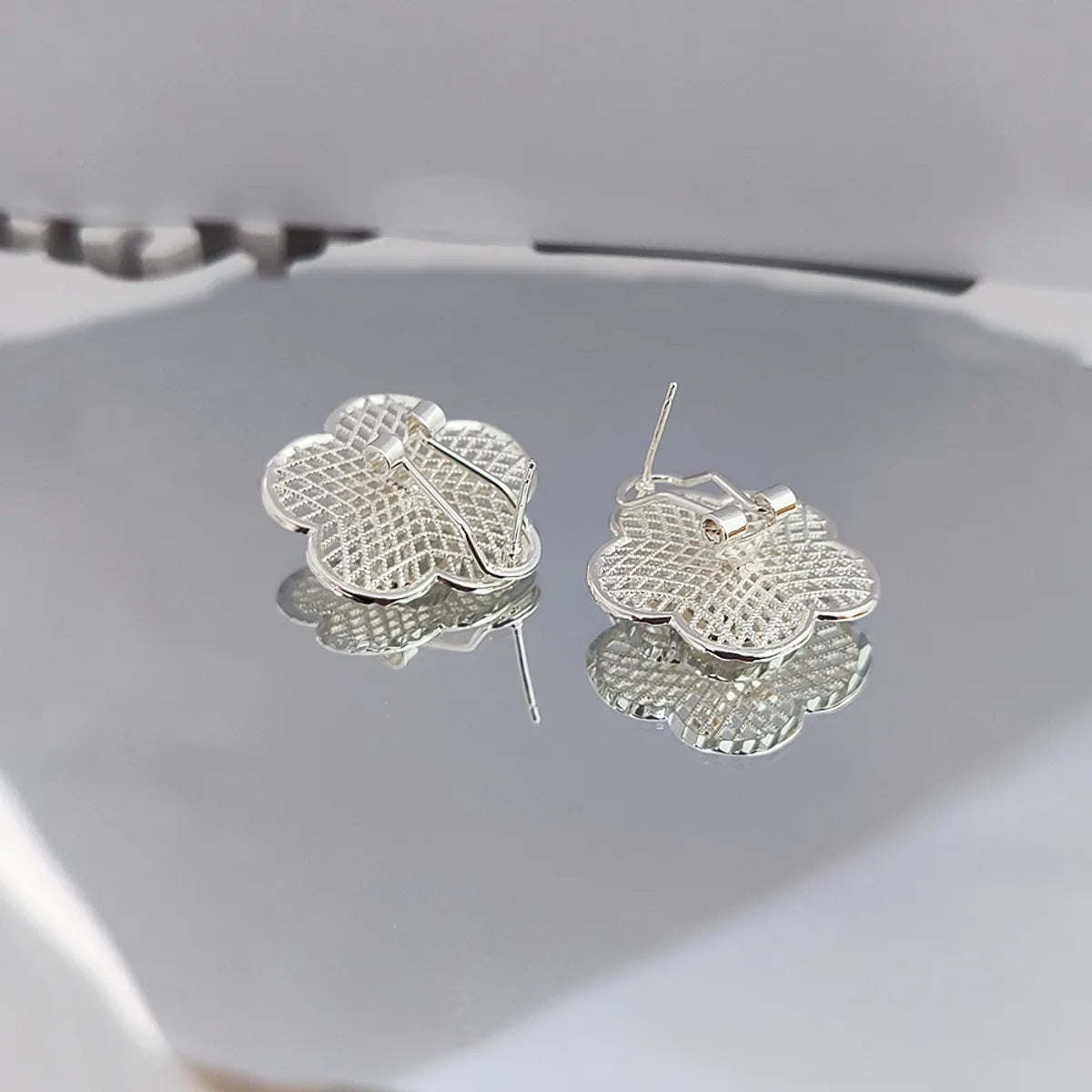 1 Pair Elegant Sweet Flower Plating Hollow Out Copper Ear Studs