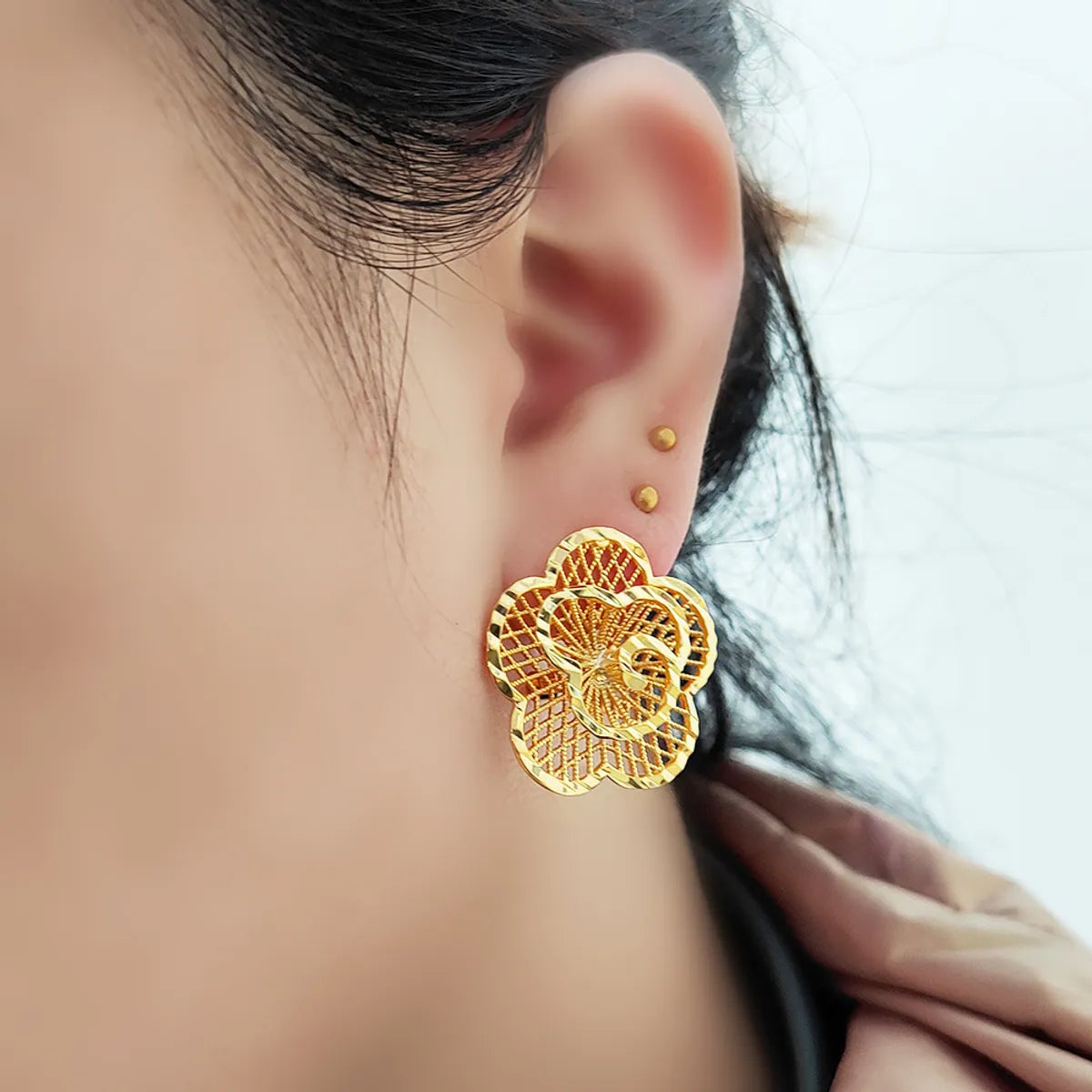 1 Pair Elegant Sweet Flower Plating Hollow Out Copper Ear Studs