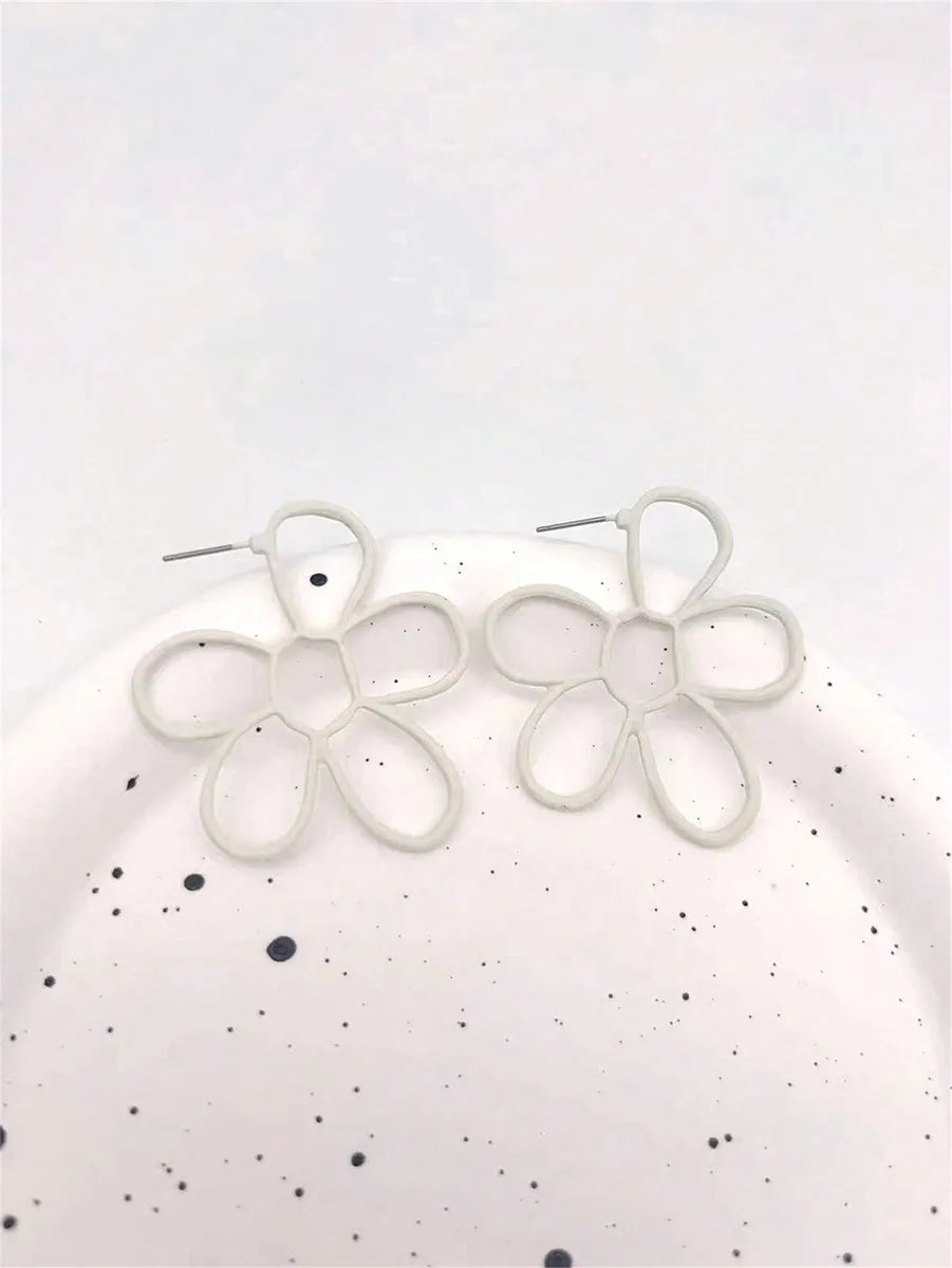 1 Pair Elegant Sweet Pastoral Flower Stoving Varnish Hollow Out Titanium Steel Iron Gold Plated Ear Studs