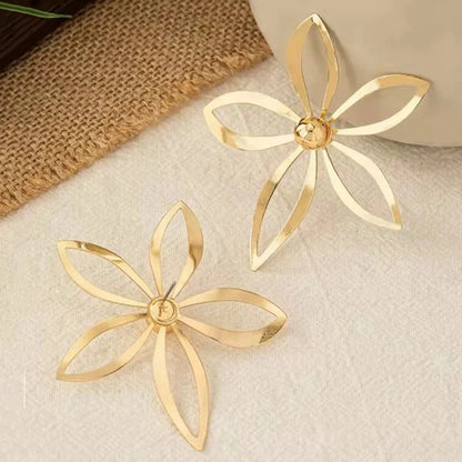 1 Pair Elegant Tropical Simple Style Flower Pleated Hollow Out Iron Gold Plated Ear Studs