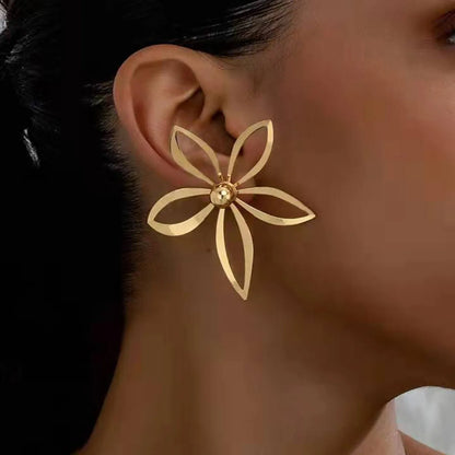 1 Pair Elegant Tropical Simple Style Flower Pleated Hollow Out Iron Gold Plated Ear Studs