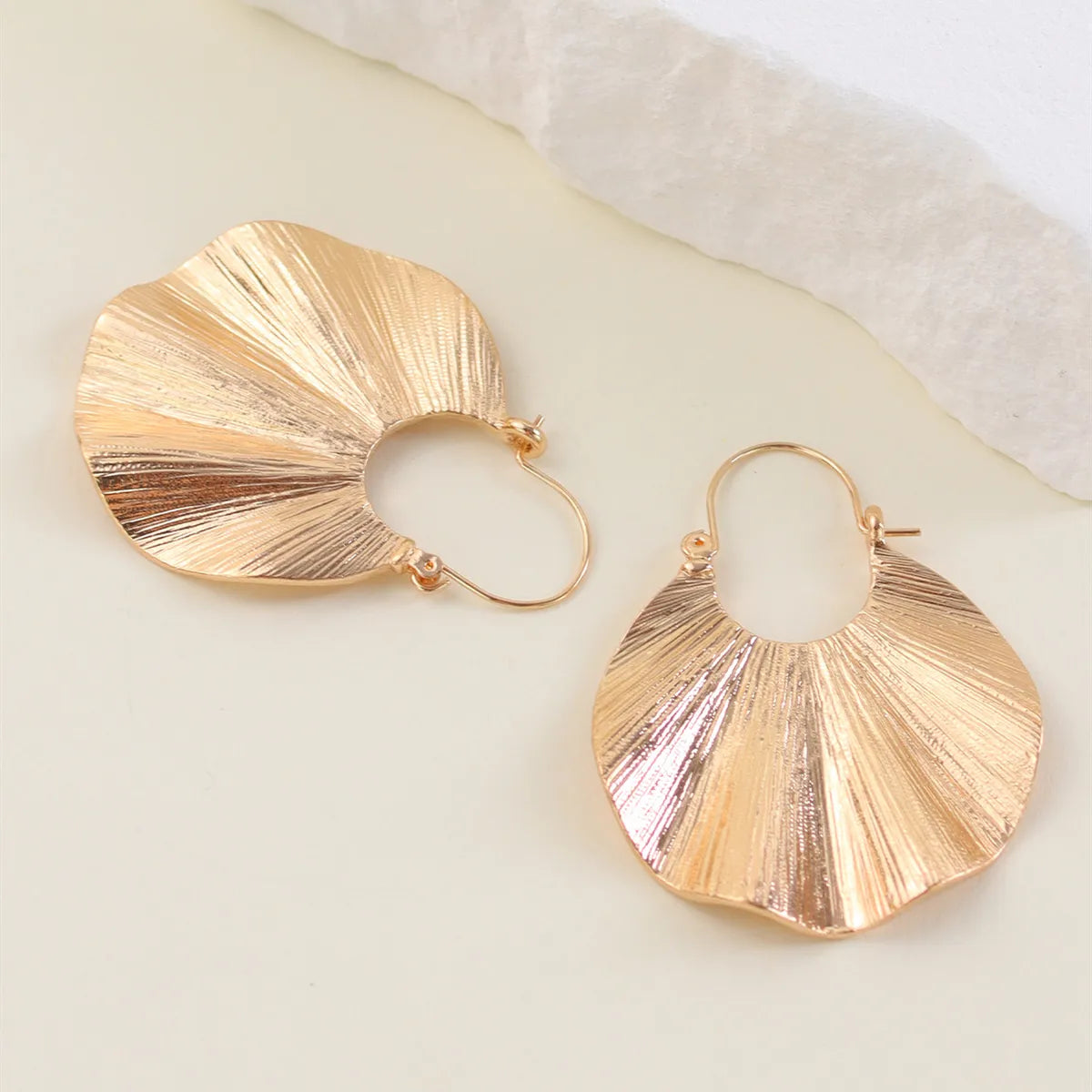 1 Pair Elegant Vintage Style Sector Solid Color Alloy Drop Earrings