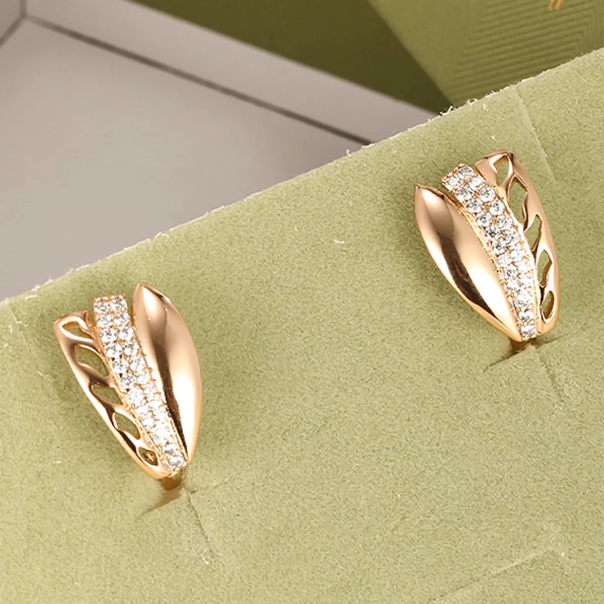 1 Pair Elegant Xuping Solid Color Plating Inlay Copper Alloy Artificial Diamond 18k Gold Plated Ear Studs