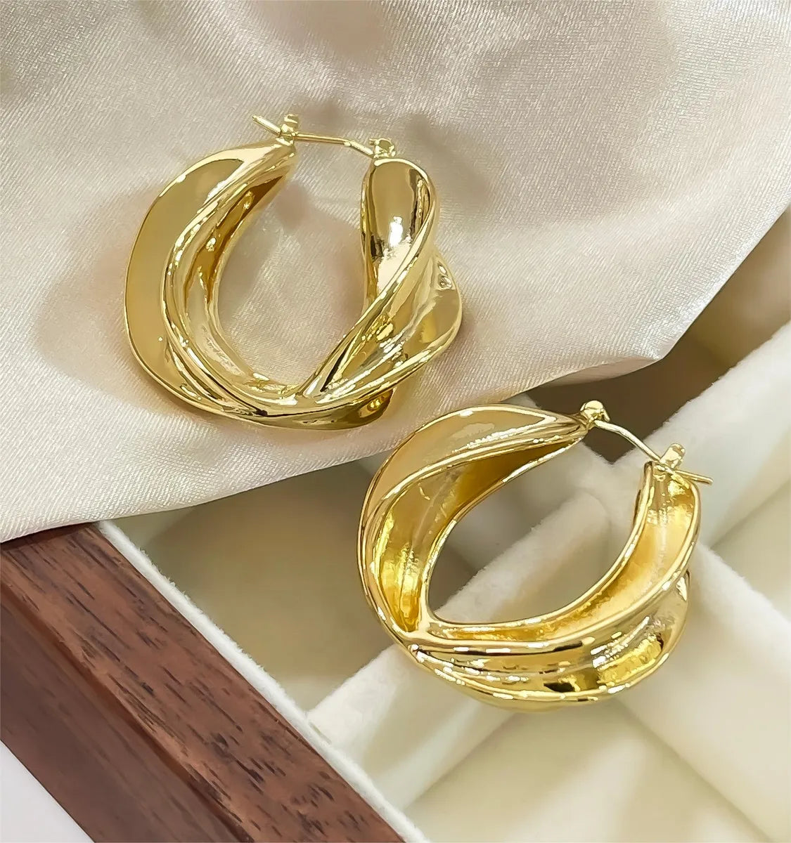 1 Pair Exaggerated Luxurious Solid Color Plating Copper 14K Gold Plated Earrings