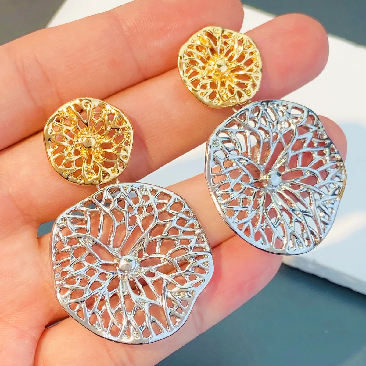 1 Pair Exaggerated Simple Style Round Flower Alloy Drop Earrings