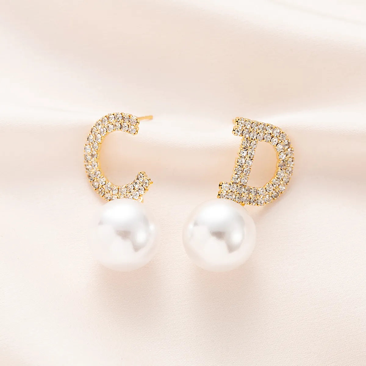 1 Pair Fashion C Shape Letter Asymmetrical Plating Inlay Copper Pearl Zircon 18k Gold Plated Drop Earrings