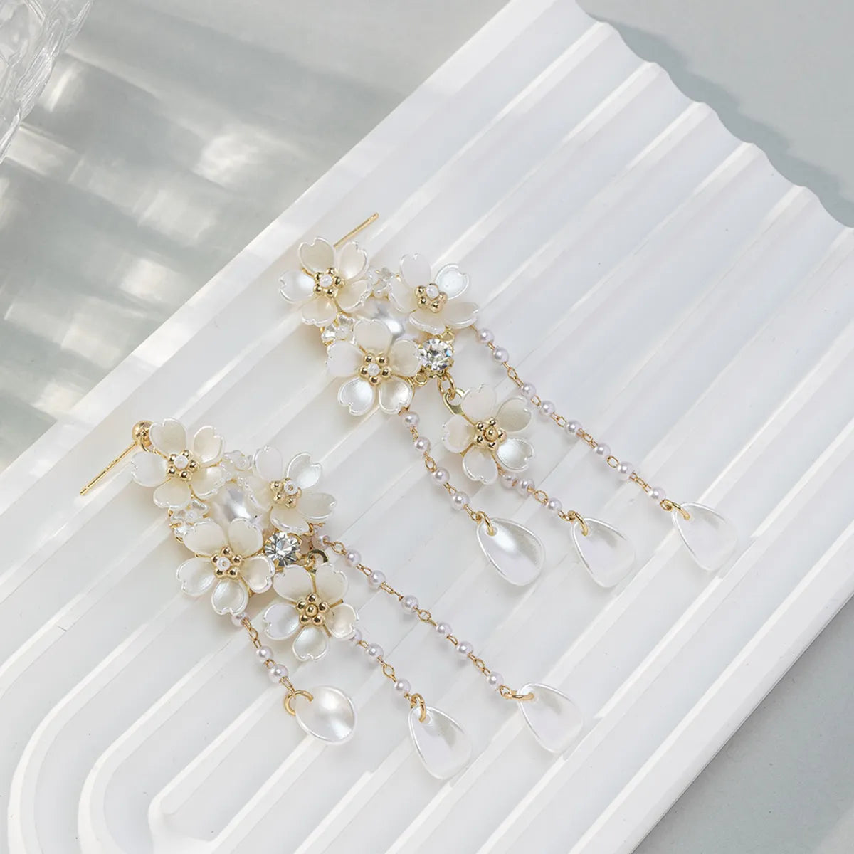 1 Pair Fashion Flower Shell Tassel Pearl Inlay Alloy Rhinestones Drop Earrings