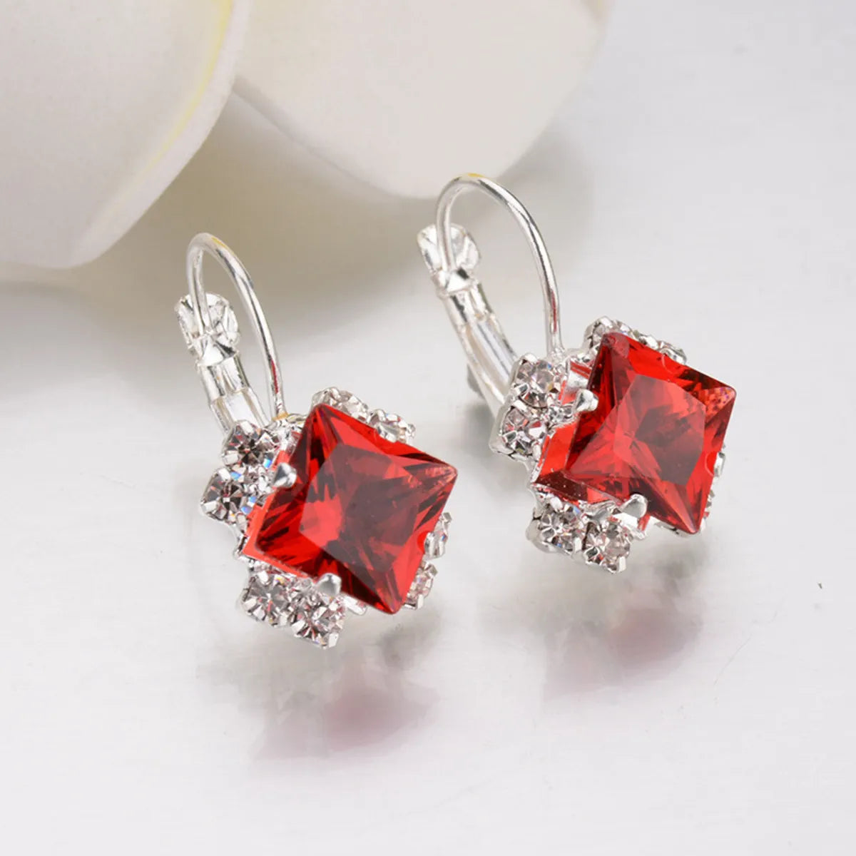 1 Pair Fashion Rhombus Alloy Plating Rhinestones Women'S Earrings