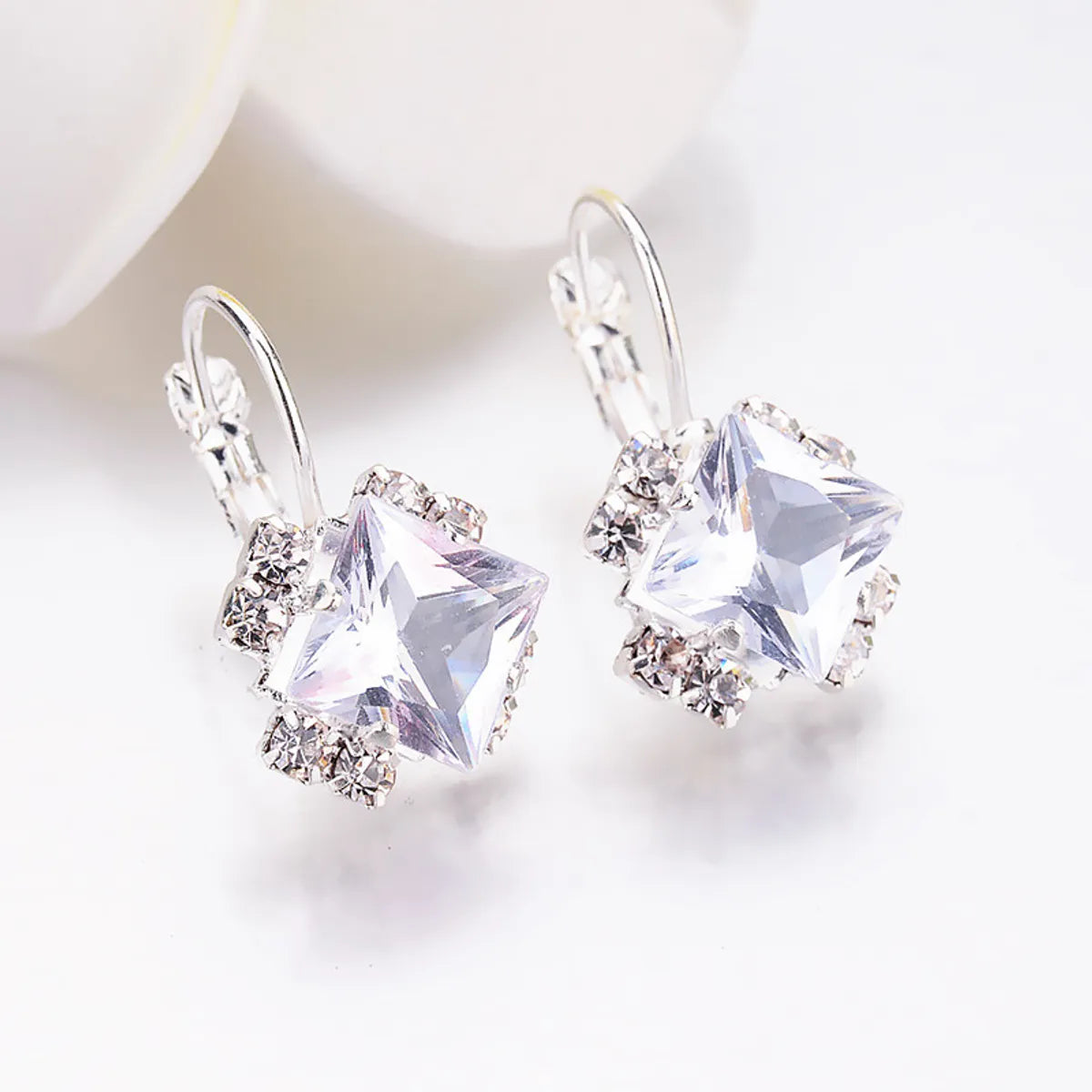 1 Pair Fashion Rhombus Alloy Plating Rhinestones Women'S Earrings