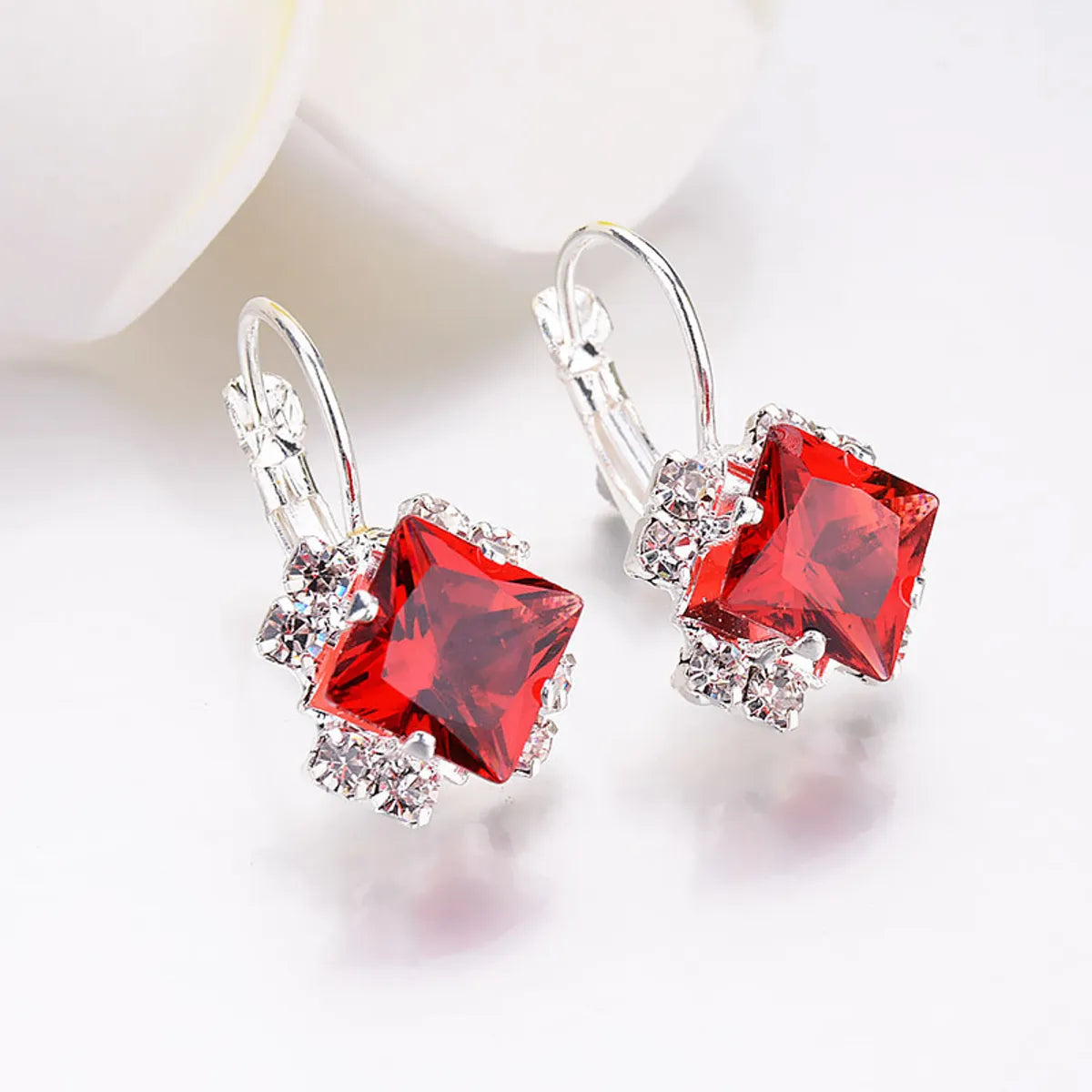 1 Pair Fashion Rhombus Alloy Plating Rhinestones Women'S Earrings